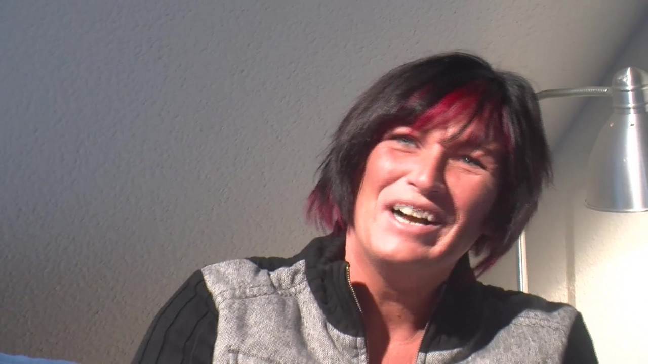 欲求不満なドイツクーガーが大きなバイブレーターで幸せを見つける