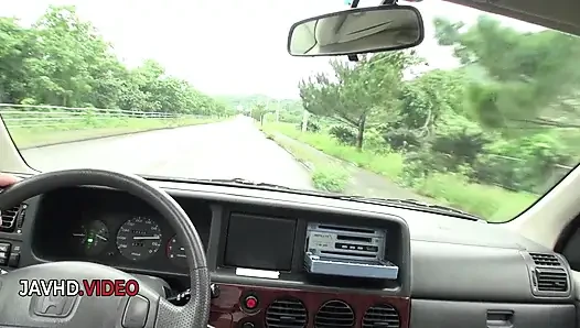 Cewek seksi jepang lagi asik nyepong kontol intens di pinggir jalan