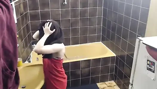 Lihat aku melucuti pakaian dan mandi