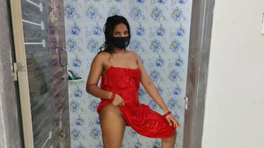 Bangladeşli teyze çıplak banyo yapıyor ve kıllı amcığını parmaklıyor