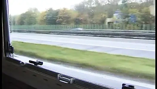 Cewek pirang dientot di dalam mobil saat threesome