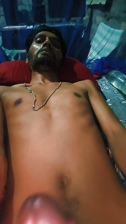 Berbaring di tempat tidur sambil masturbasi
