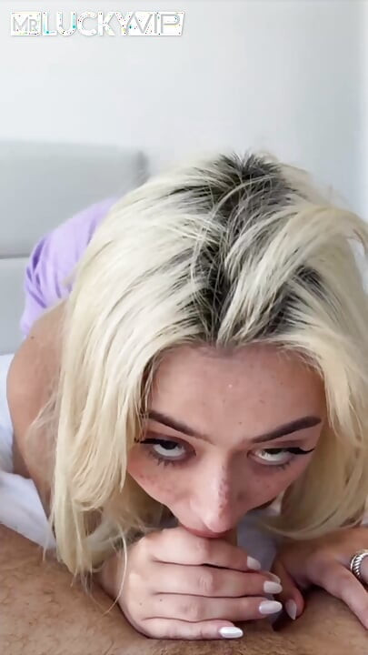 Blonďatá kočička Chloe Surreal jezdí na velkém čůrákovi jako skutečná cowgirl