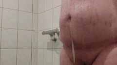 Paffuto tedesco nella doccia