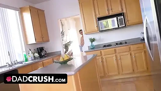 DadCrush - Bitte, berühre mich, stiefvater! Steck deine finger tief in meine muschi! Ich brauche deinen schwanz!