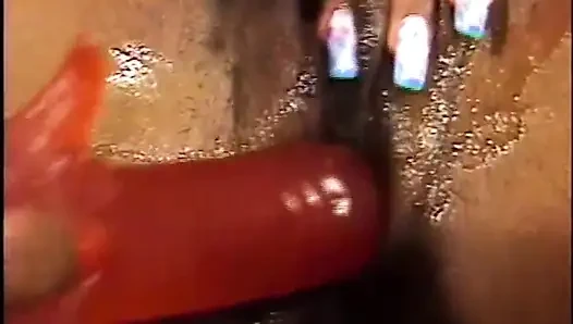 Memek berbulu hitam dan putih menyetubuhi memek dildo yang ditembus