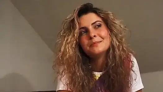 Muhteşem kıvırcık saçlı hatun solo videoda mastürbasyon yapıyor
