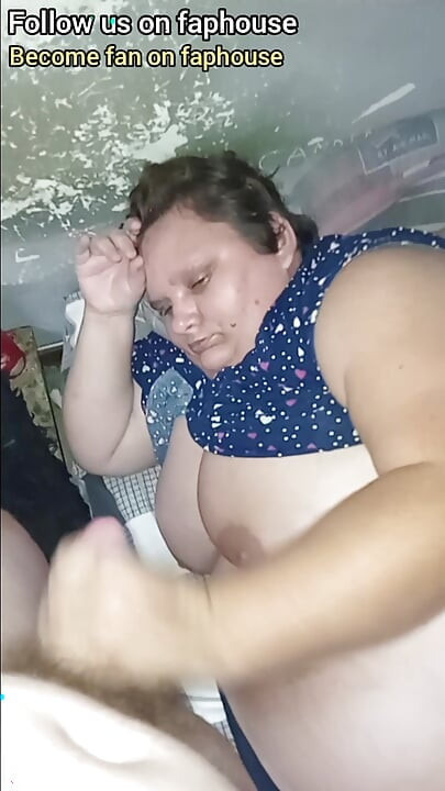 Üvey Anne Üvey Oğluna Elle Muamele Çekiyor Ve Göğüslerine Boşaltıyor