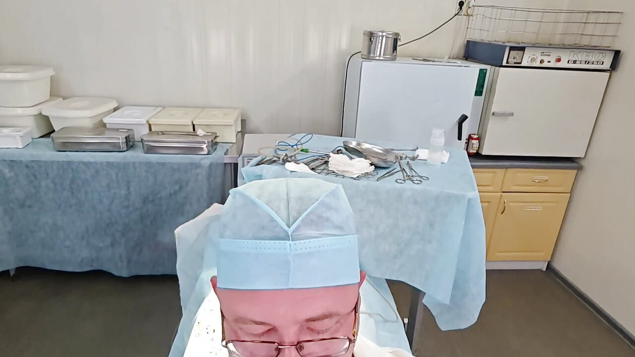 Doktor ošukal sestřičku s velkými prsy