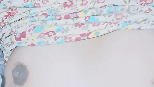 Aku mulai menjilati memeknya dan itu menyenangkan