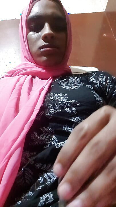Desi hidzsábi sissy crossdresser köpködés csere