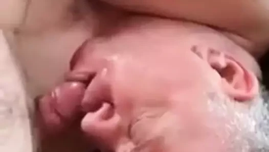 Fransız baba onun tarafında yatıyor ve tombul'un sikini emiyor