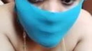 Tamil heet stel dat thuis van seks geniet tijdens lockdown met masker