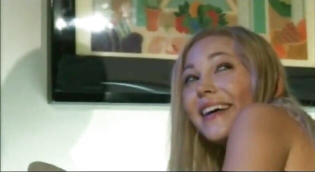 Süße blondine von einem großen schwarzen schwanz in den arsch gefickt und ihre muschi von einem weißen schwanz gespreizt