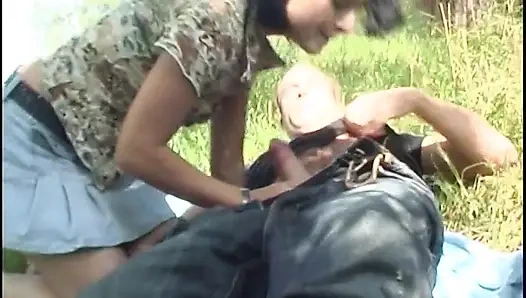 Erkek arkadaşını açık alanda emiyor