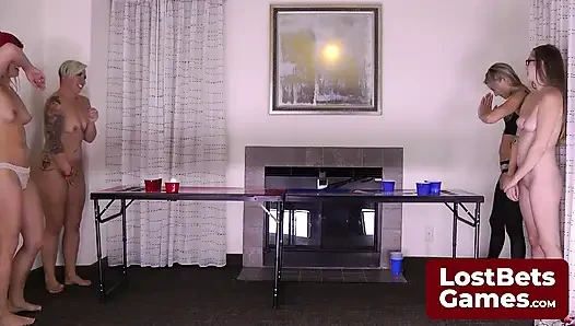 Strip beer pong bareng tyler, tobi, dylan, dan sassy
