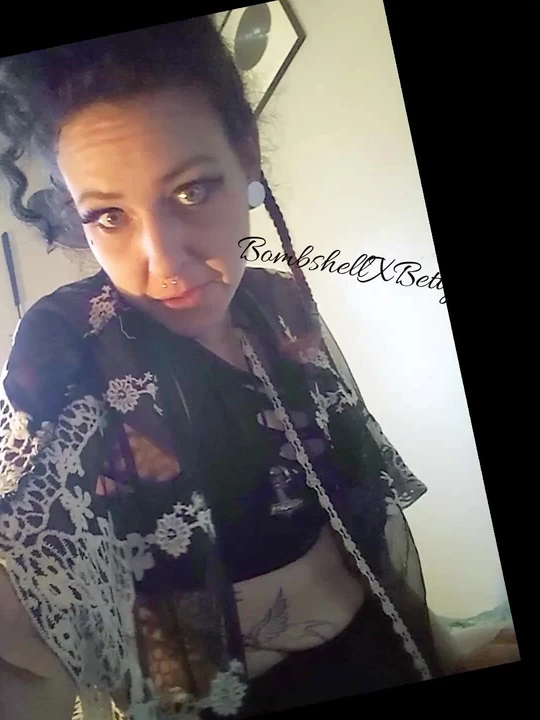 Ibu-ibu seksi amatir lagi asik merokok