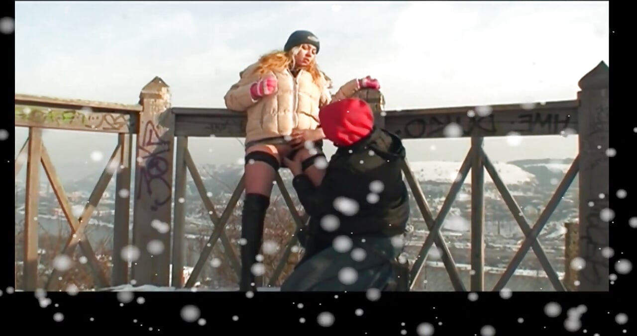 Jonge milf geneukt en gecreampied in poesje door een grote harde pik in de sneeuw