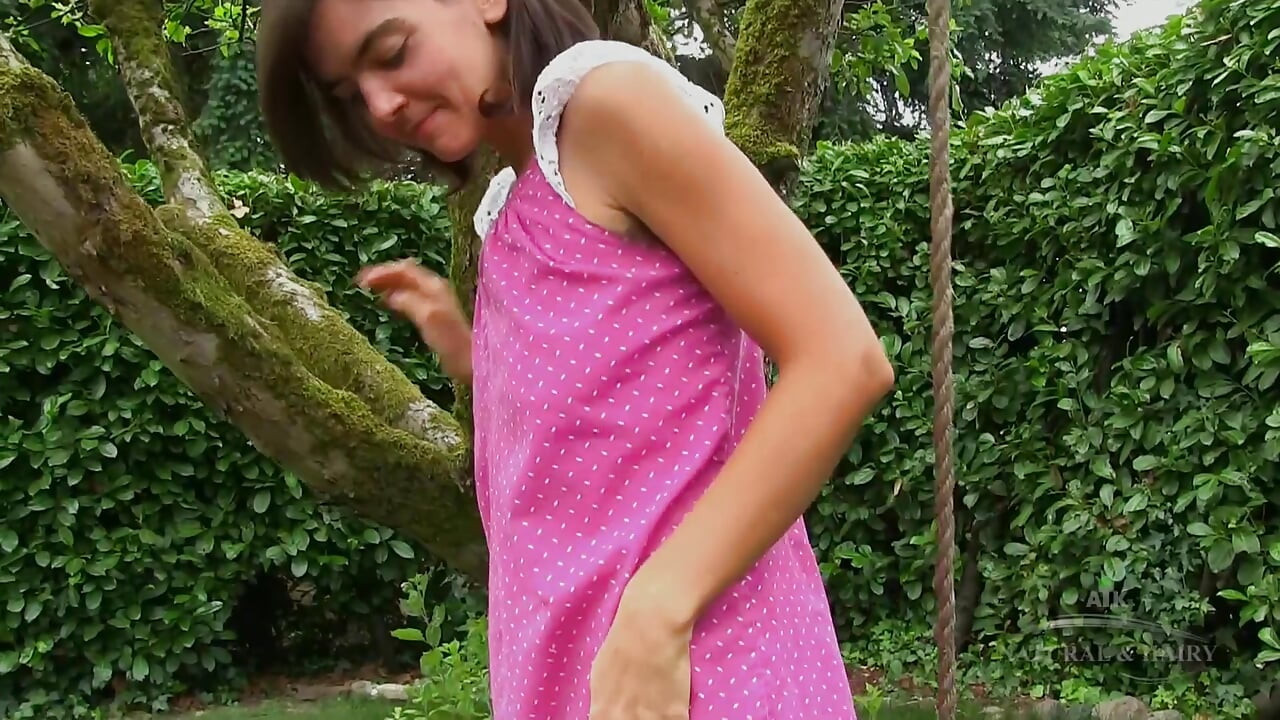 Katie Zucchini complet naturală afară goală - subsuori păroase, picioare păroase, pizdă păroasă, sâni mari și lăsați