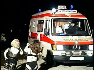 Troie arrapate nane succhiano lo strumento del ragazzo in un'ambulanza