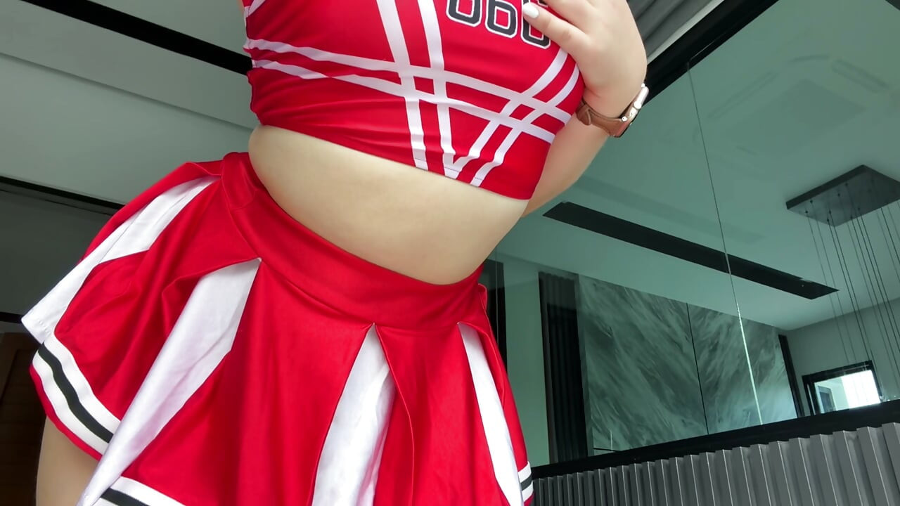 Sexy Cheerleader Strekt Haar Kont En Rijdt Op Een Grote Dildo.