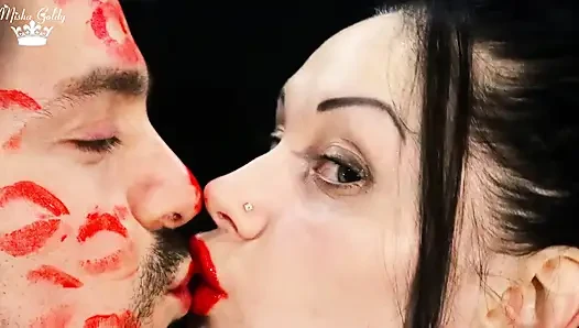 Alex melumuri wajah dengan ciuman lipstik merah