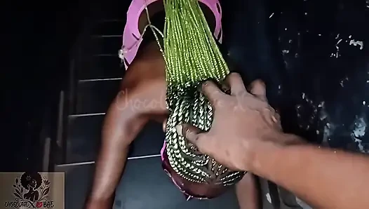 Cewek sange ini nyepong kontol besar pria ini supaya dia ngentot aku habis-habisan di klub malam!!