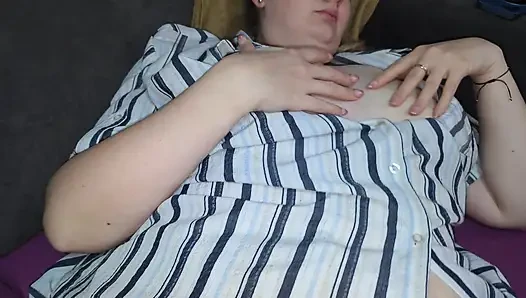 Я оставила его в... Моя жена в настоящем любительском видео теряется в удовольствии, пока я смотрю