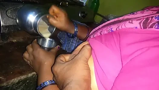 Hintli ateşli ev hanımı romantizmi mutfakta