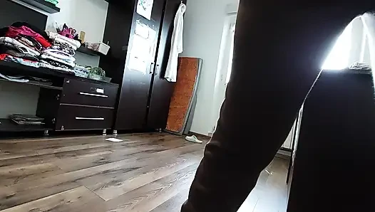 Amatör Evli Kadın Kıyafetlerini Denerken Ve Keserken Eğleniyor.