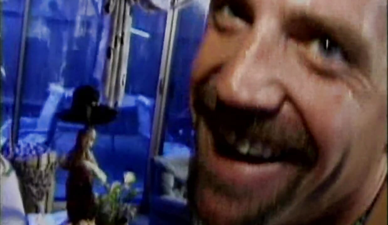 Napalona milf tryska dziko z głębokiej akcji fisting