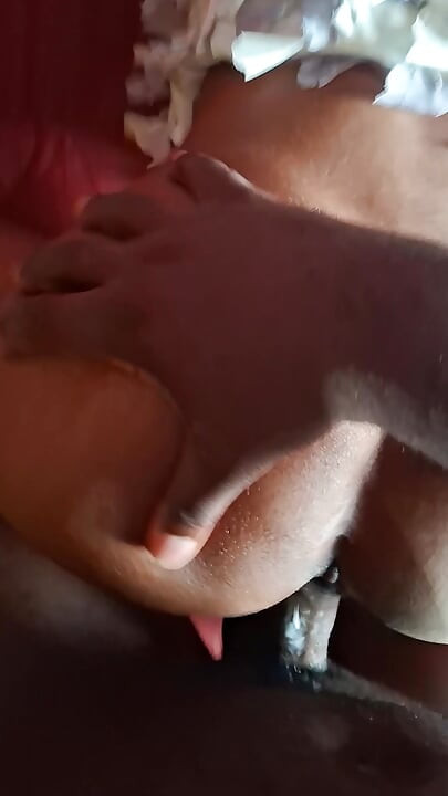 Ik neuk kleine Niki op zijn hondjes.