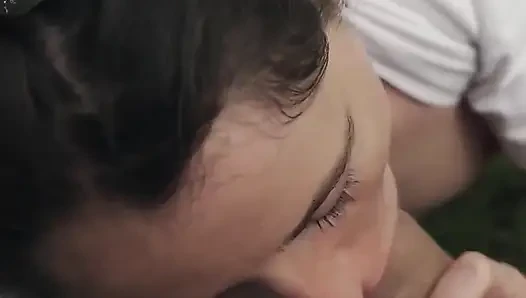 Pasangan nakal merekam video porno di taman
