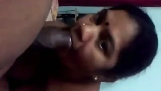 Tamil periya pottu tante geeft een harde pijpbeurt aan haar manager
