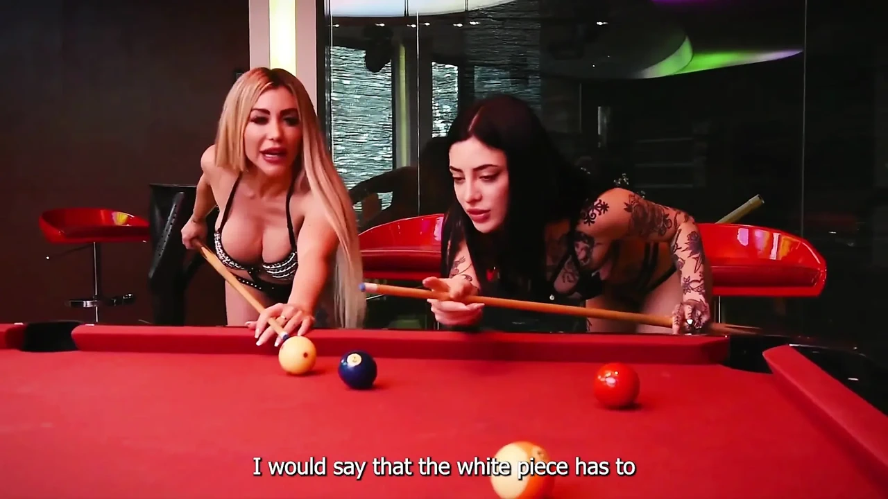 两个饥渴的女孩在台球桌上与陌生人发生性关系 - Carla的繁荣