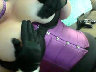 Милфа в фиолетовом корсете и атласных перчатках играет с огромными сиськами2