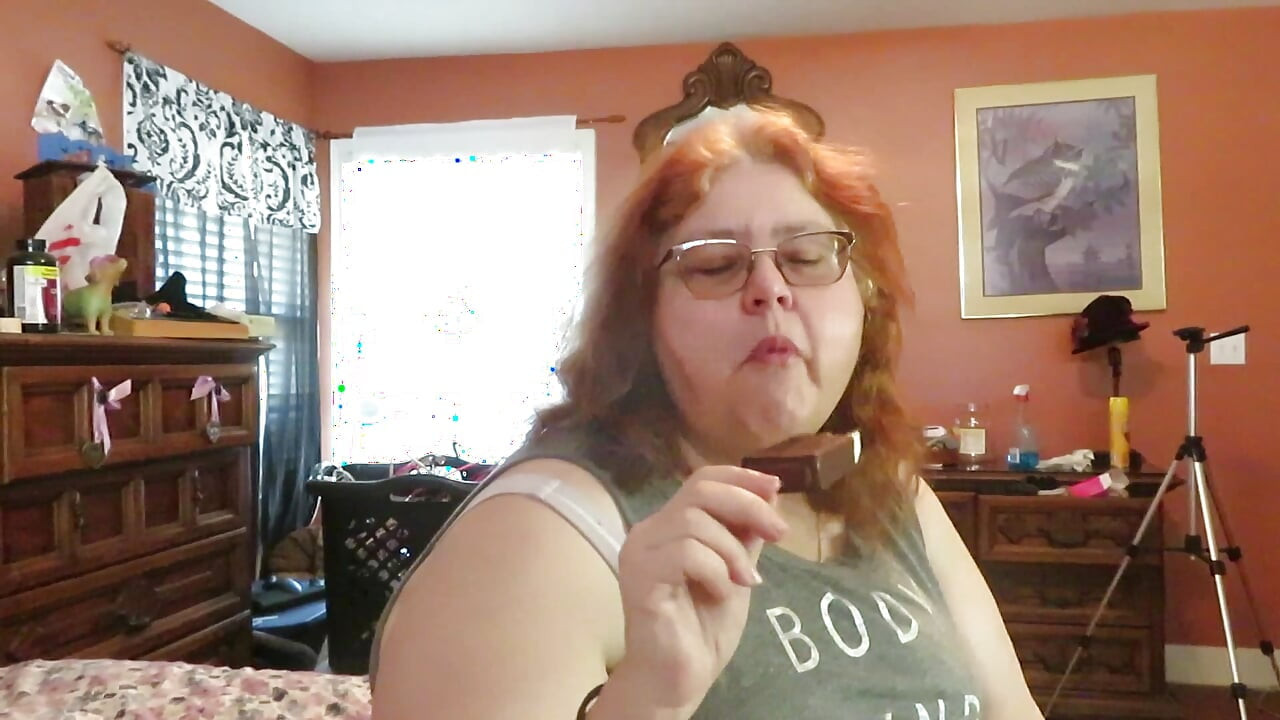 BBW sjuksköterska Vicki tycker om att äta en choklad vaniljglass popsiscle
