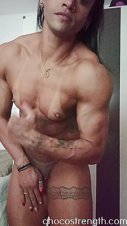 근육질의 밀프들은 체육관에서만 놀지 않습니다.