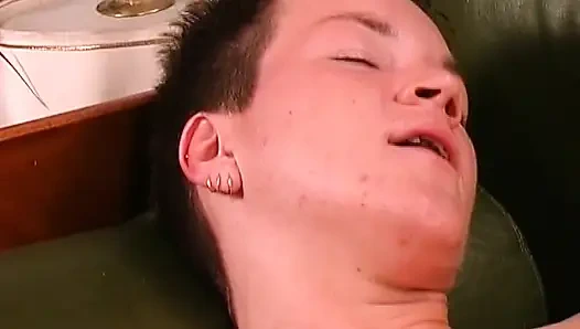 Немецкая тинка с короткой стрижкой играет со своей киской на кастинге