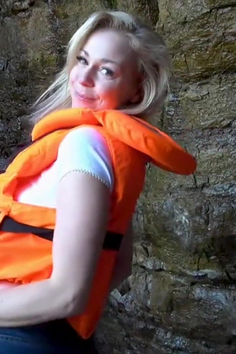 Gilet de sauvetage et jean sur la plage