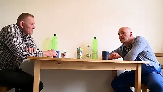 Si cewek nakal bertato rambut cokelat lagi asik jilat kaki dan kontol di maraton seks liar