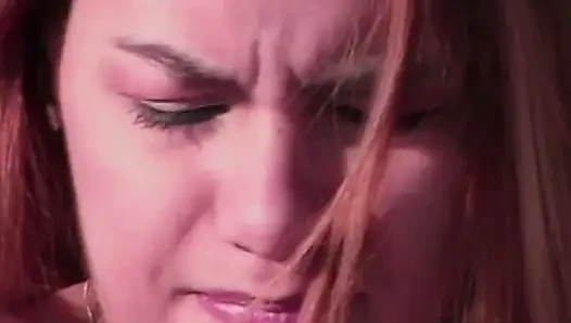 Heiße Blondine reibt sich am Pool