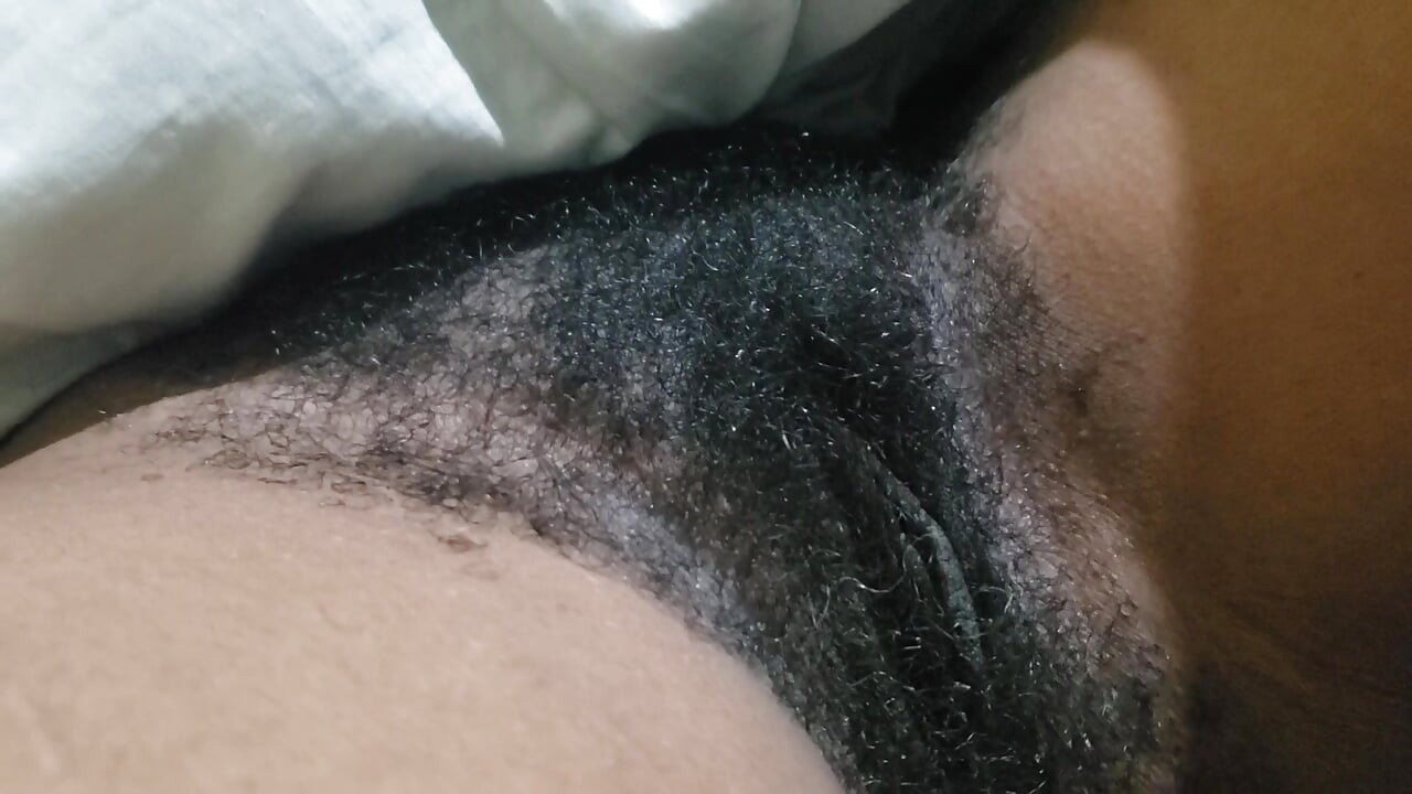 Bintang dewasa muda menunjukkan pepek ketatnya dalam adegan sensual dan intim dengan tenaga lembut
