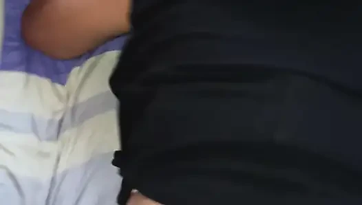 Orta yaşlı seksi kadın dörtte sikiliyor
