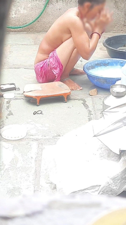 Thrilling moment from "Saw stepsister bathing in the open, stepsister looked very hot"