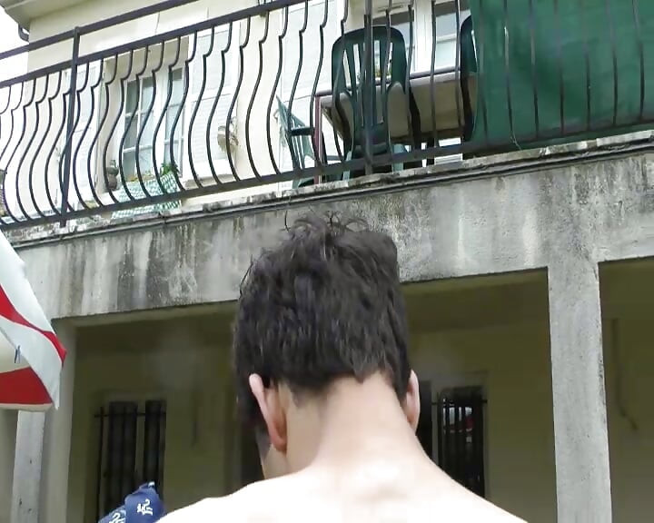 Bonita Morena Folla Por Tres Grandes Pollas En El Jardín