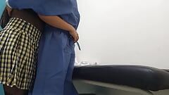 lo studentessa visita il dottore al suo appuntamento di ginecologia di routine, dopo averla vista fare sesso
