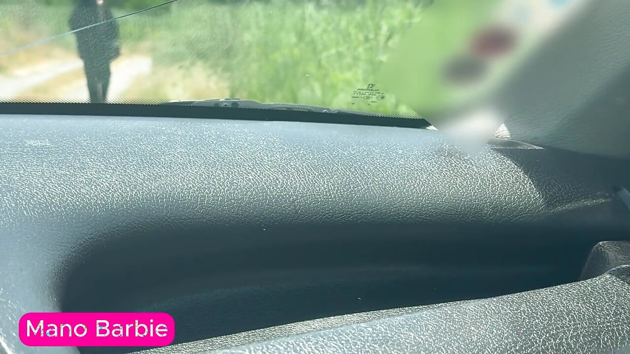 ペルシャの少女が車内でセックスされ、フェラチオ視点