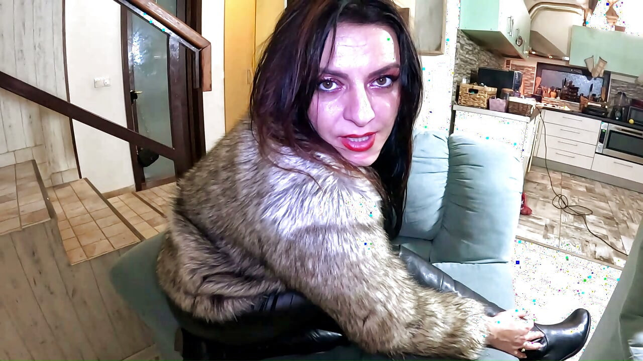 Milf fetiche de piel y cuero. Garganta profunda, corrida facial y doble semen en la ropa