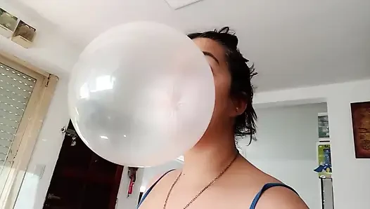 Riesige und unordentliche Bubblegum Bubbles machen - Bunny Looner